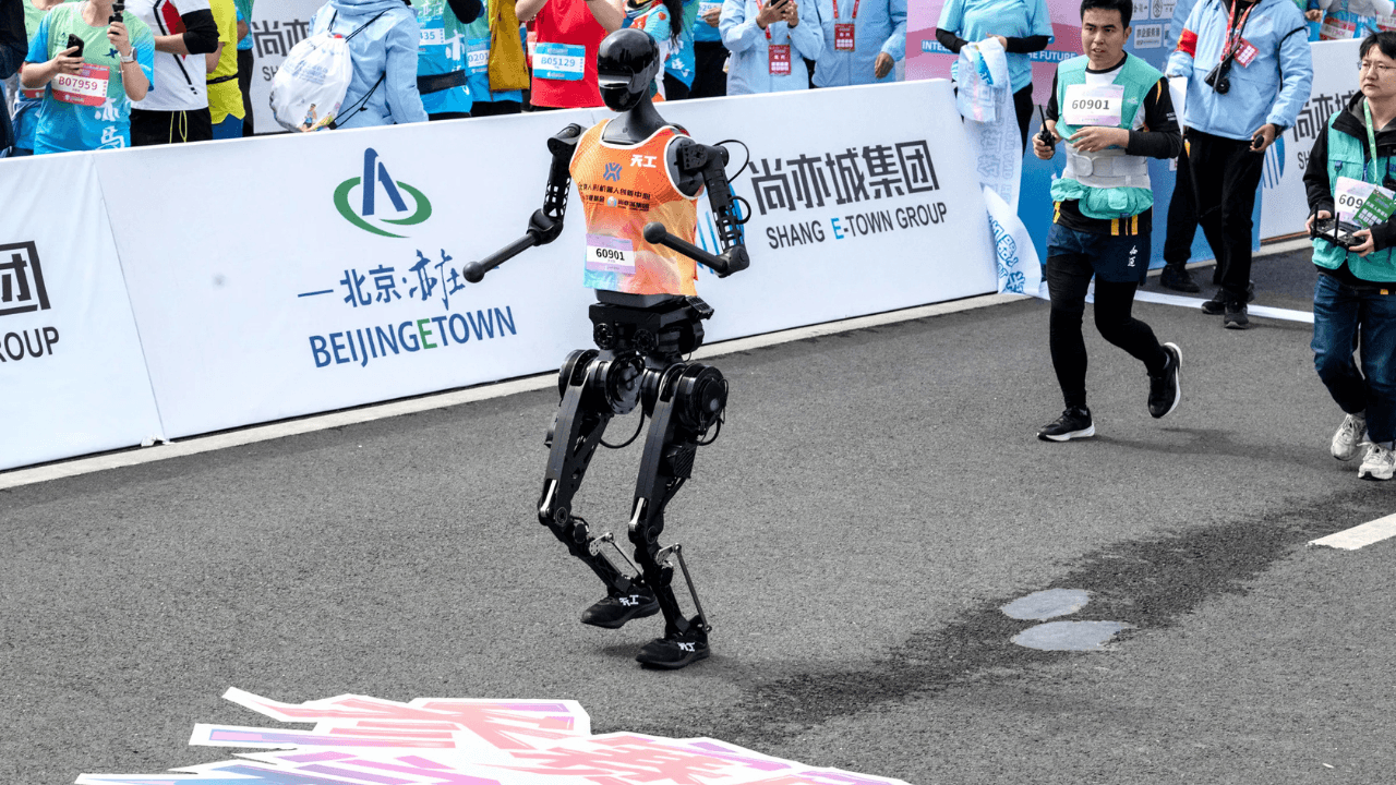 İnsansı robotlar yarı maratonda yarıştı