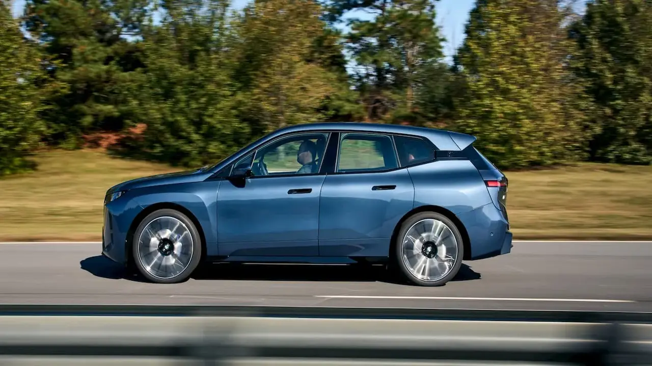 Yeni BMW i5 ve iX serisi, yüksek menzili ile dikkat çekti!