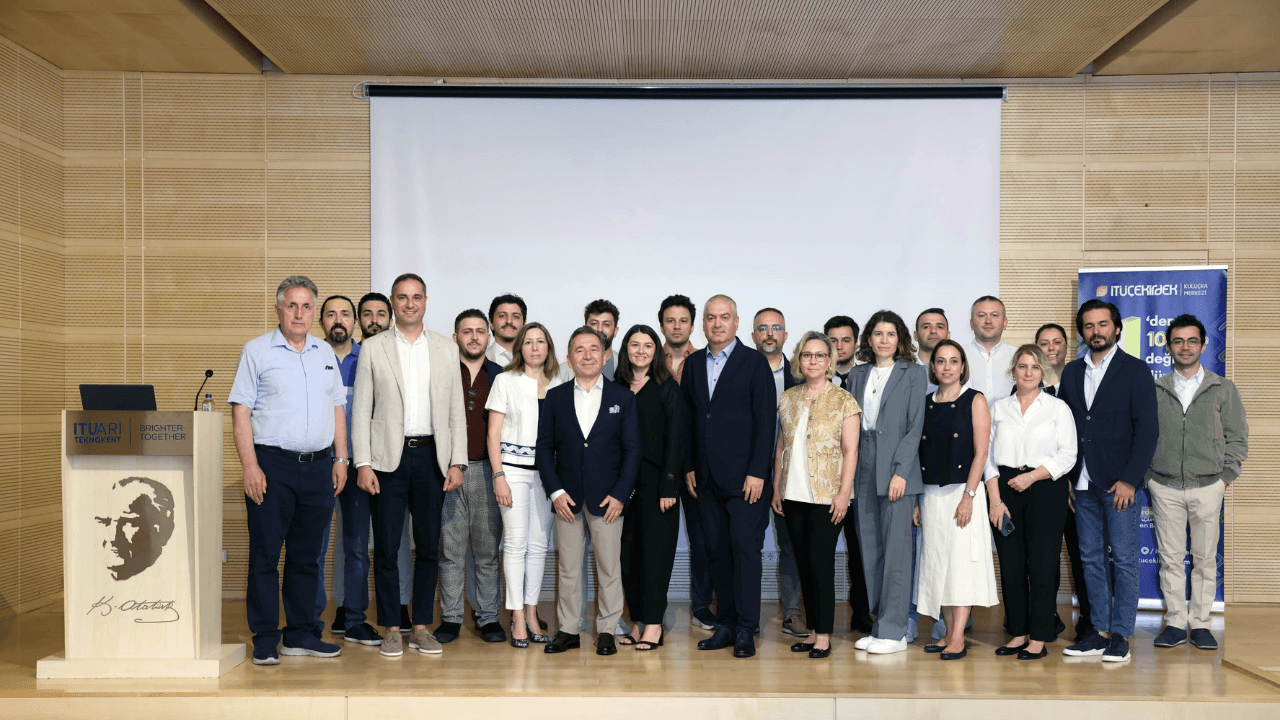 AZ Lab programının Demo Day etkinliğinde sahne alan 10 girişim