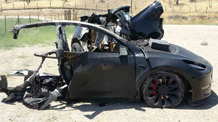 Malatya’da kaza yapan Tesla ortadan ikiye bölündü!