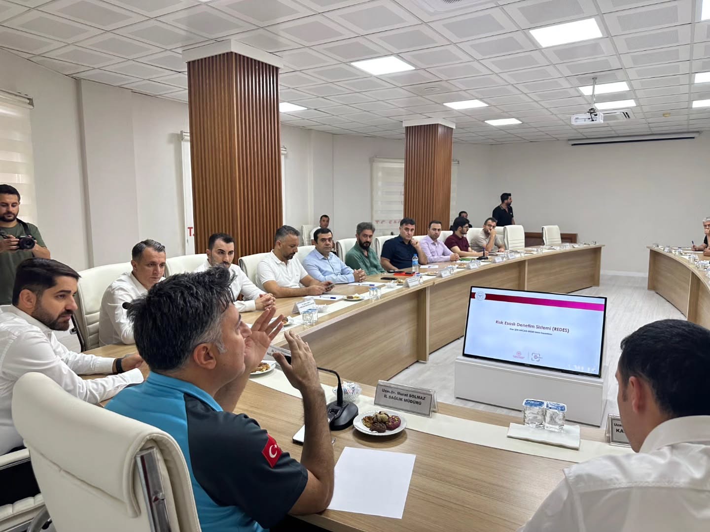 İl Sağlık Müdürümüz Uzm. Dr. Murat Solmaz başkanlığında yapılan toplantıda, Risk Esaslı Denetim Sistemi (REDES) kapsamında il genelindeki sağlık hizmetlerinin denetim ve risk takibi süreçleri değerlendirildi.