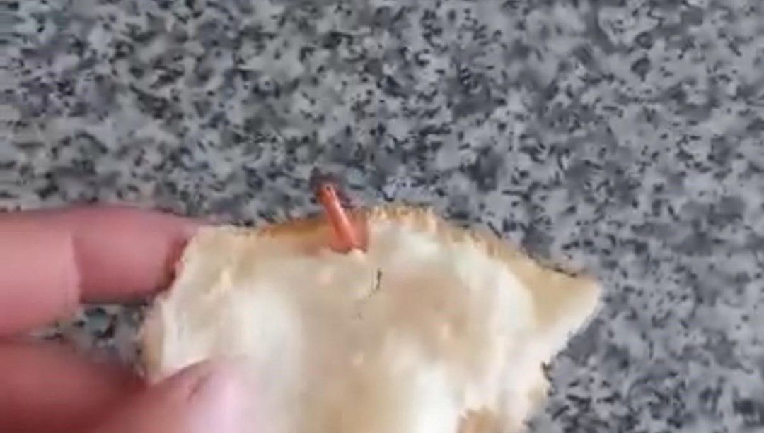 Skandal! Ekmeğin içinden kablo çıktı – Son Dakika Türkiye Haberleri