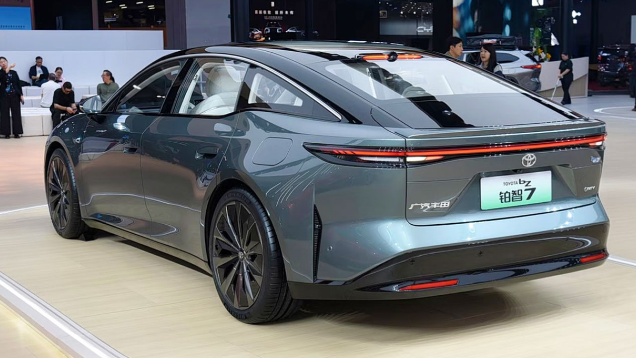 Huawei Teknolojili Toyota bZ7 Elektrikli Sedan Tanıtıldı!