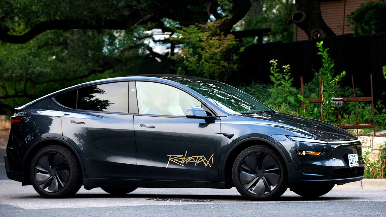 Sürücüsüz Tesla Robotaxi yollarda görüntülendi!