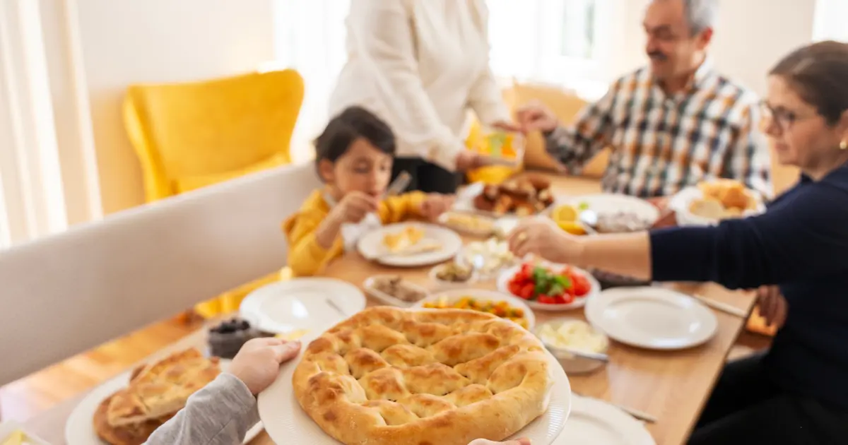 İftar ve sahur için sağlıklı beslenme önerileri. Sindirim için vücuda süre verin