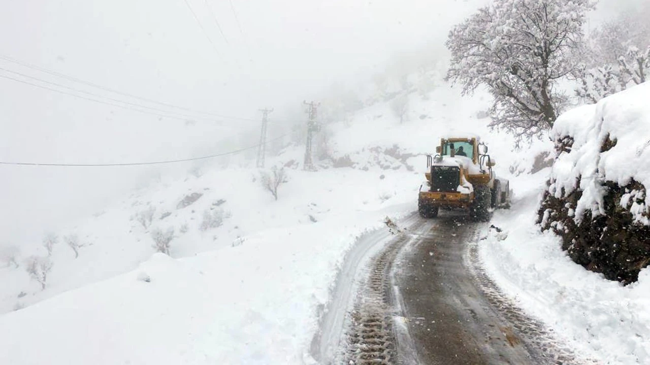 Sason ve Kozluk’ta Karla Mücadele Devam Ediyor