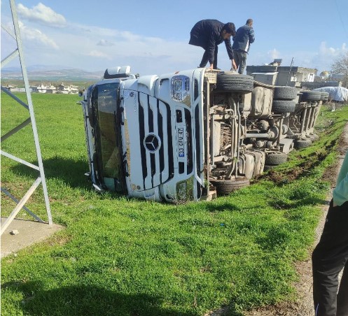 Beşiri’de Tır Devrildi: Sürücü Hafif Yaralı Kaldı