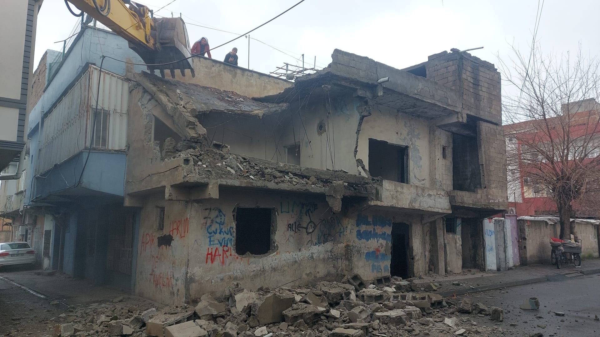 Batman’da Güvenlik İçin Metruk Yapılar Tek Tek Yıkılıyor