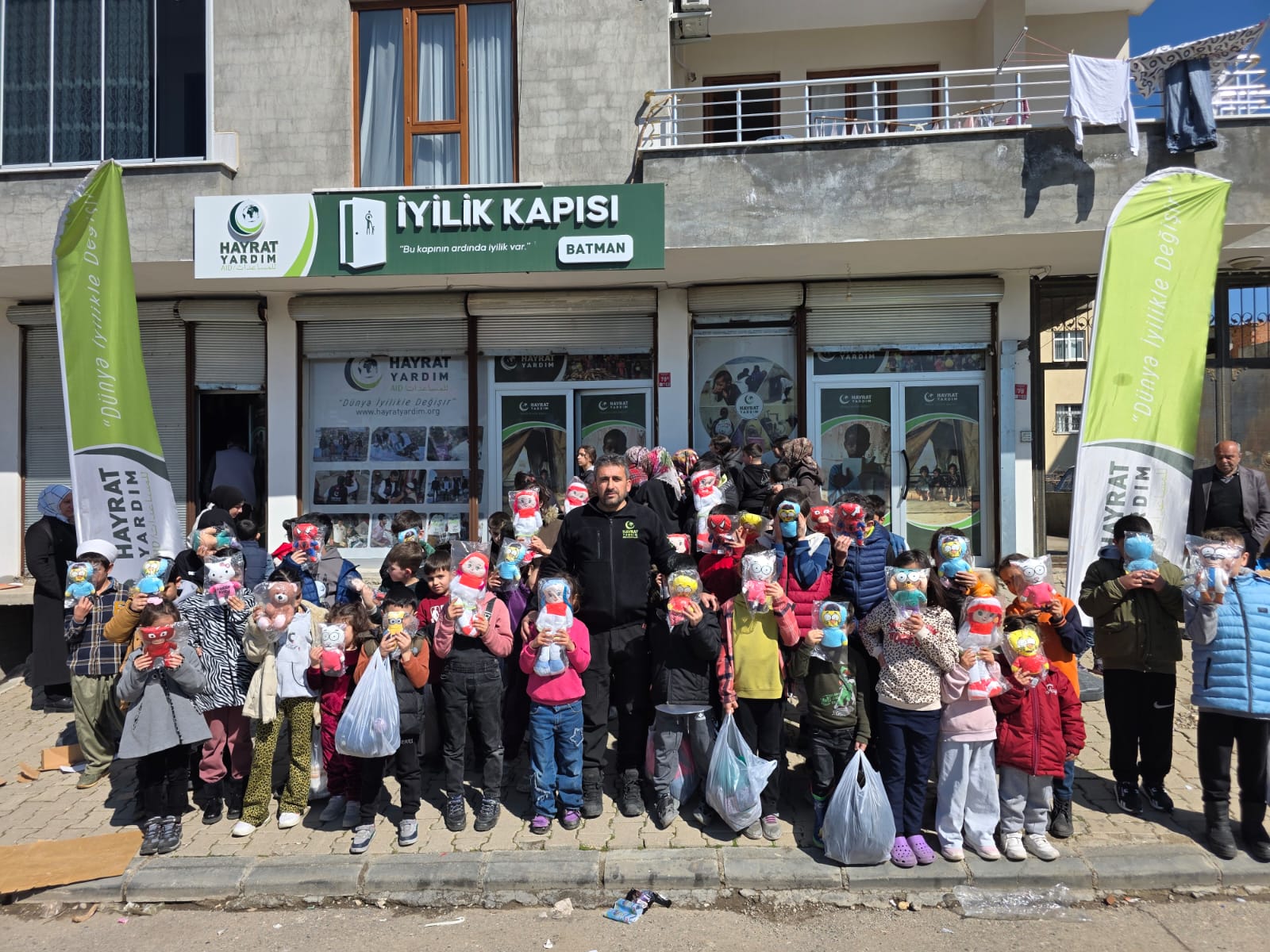 Batman’da Yetim Çocuklara Bayram Hediyesi Dağıtıldı