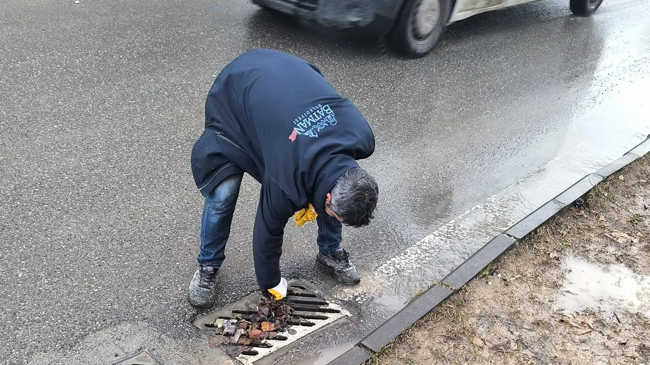 Batman’da Yağmur Suyu Mazgalları Temizleniyor