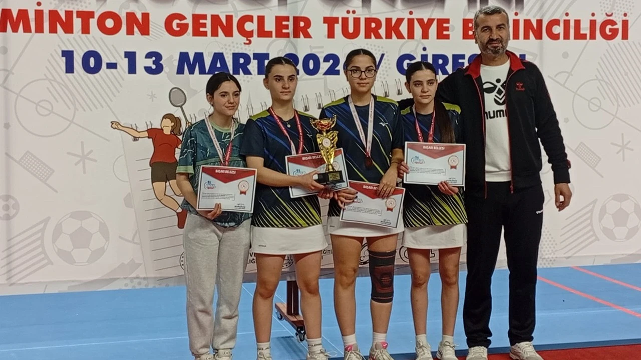 Batman Kız Badminton Takımı Tarih Yazdı: Türkiye 4.’sü Oldu