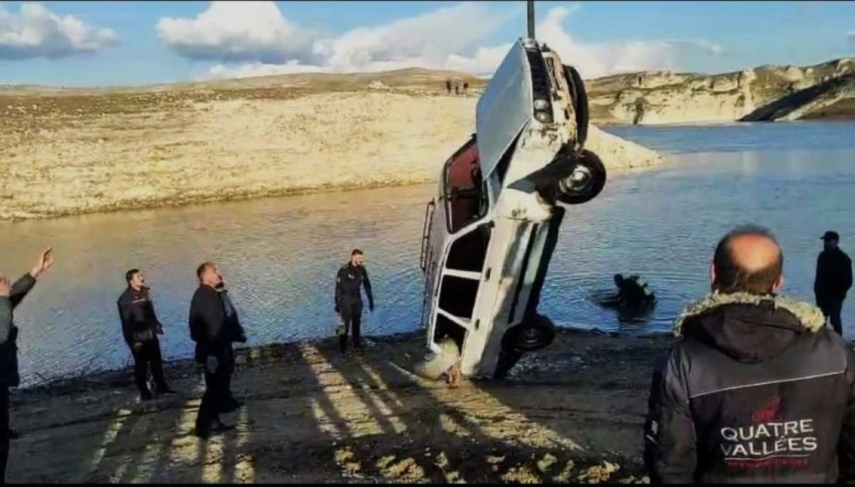 Dicle Nehri Kıyısında Park Edilen Araç Suyun Dibine Gömüldü