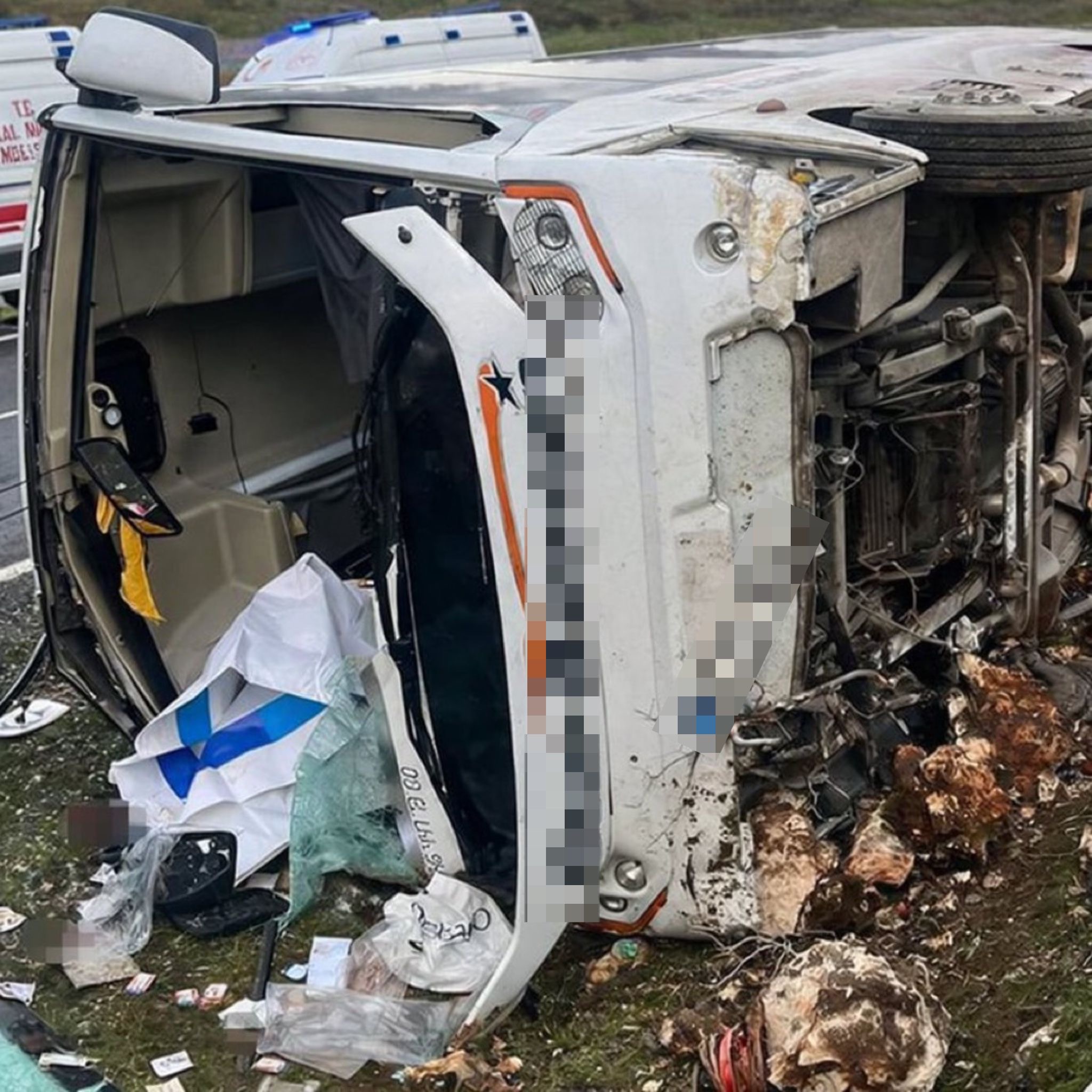 Midyat’ta Yolcu Otobüsü Devrildi: 24 Yaralı, Durumları İstikrarlı