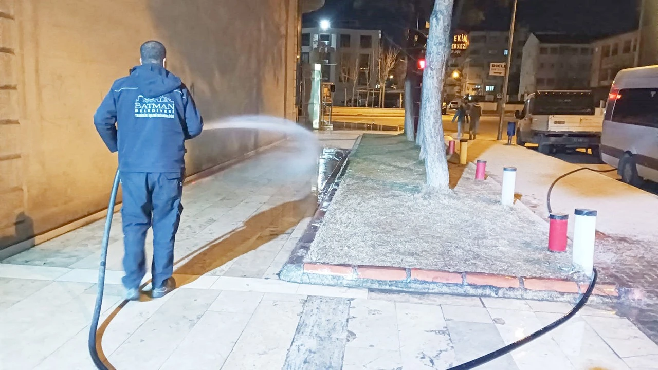 Kültür Mahallesi’nde Gece Temizlik Seferberliği Başlatıldı