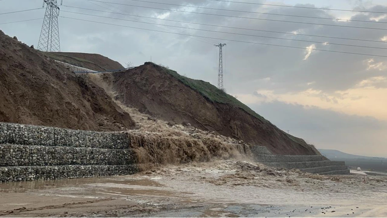 Batman-Diyarbakır Karayolu’nda Sulama Kanalı Taştı