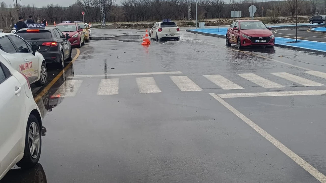 Sürücü Akademisi Taşkın Suyuyla Mücadele Ediyor