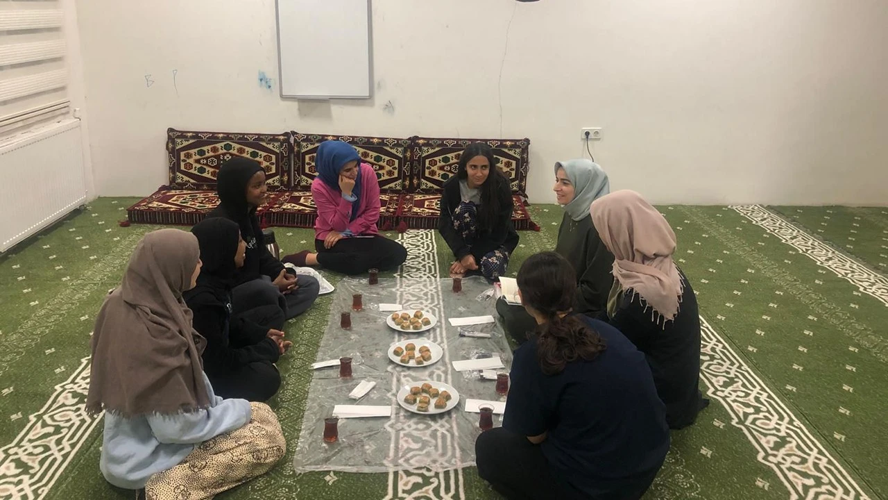 Ramazan’da Manevi Birliktelik: Teravih Sonrası Sohbetler