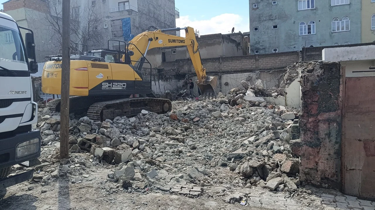 Batman’da Metruk Bina Yıkımları Devam Ediyor