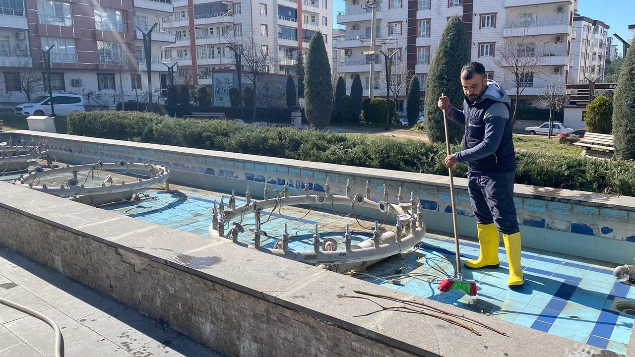 Batman’daki Süs Havuzları İlkbahara Hazır Hale Getirildi