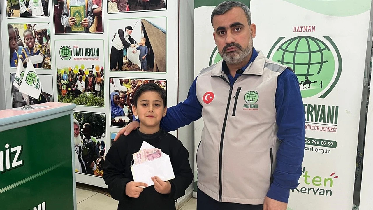 11 Yaşındaki Çocuk, Gazze’deki Kardeşleri İçin Kumbarasını Açtı