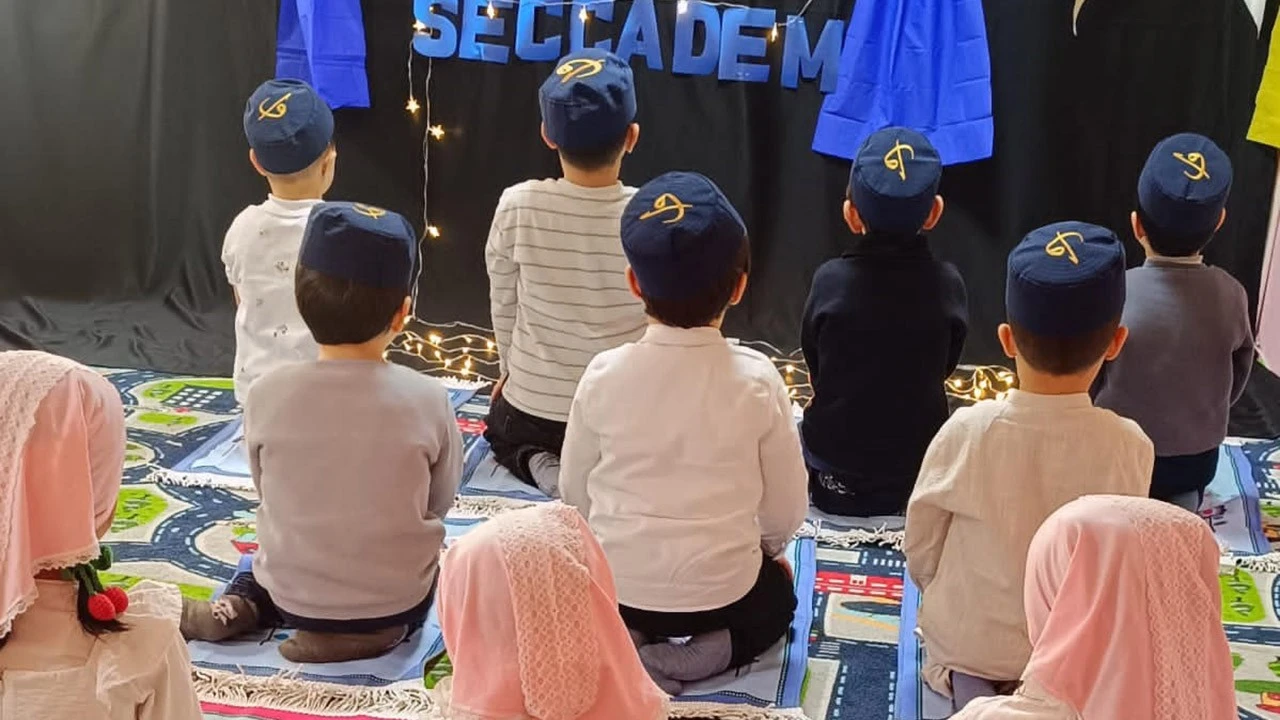 Minik Yüreklerin İlk Seccade Heyecanı