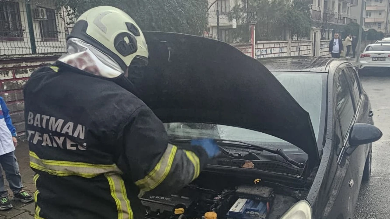 Park Halindeki Araçtan Yükselen Duman, Mahallede Panik Yarattı