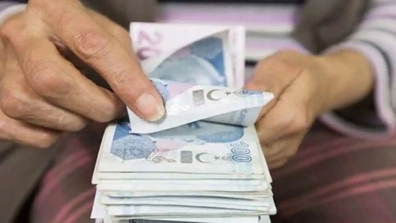 Emeklilerin Bayram İkramiyesi ve Maaşları Hesaplara Yatıyor