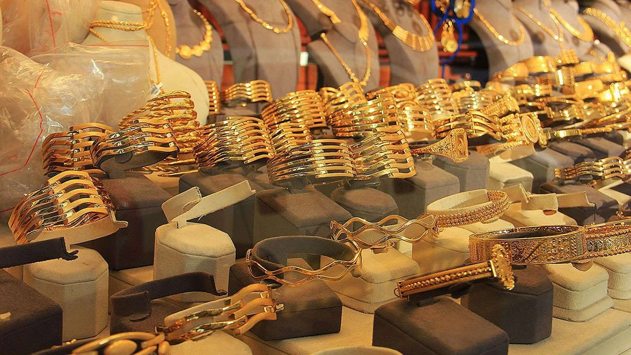 Altın Fiyatlarında Sert Düşüş: Piyasalarda Belirsizlik Hakim