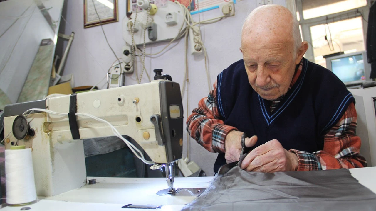 Terzilik Sanatını 50 Yıldır Yaşatan Usta: Abdülaziz Gözeoğlu