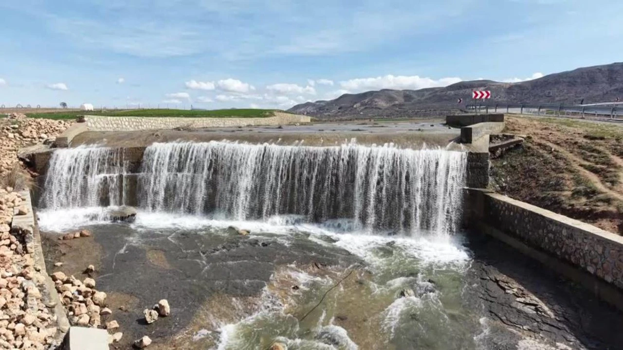 Kırkat Göleti’ndeki Doğa Harikası Şelale Göz Kamaştırıyor