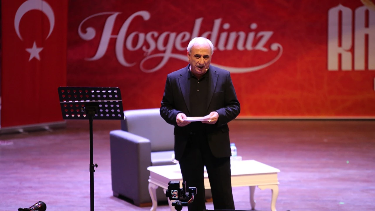 Nurullah Genç, Batman’da Okurlarıyla Bir Araya Geldi