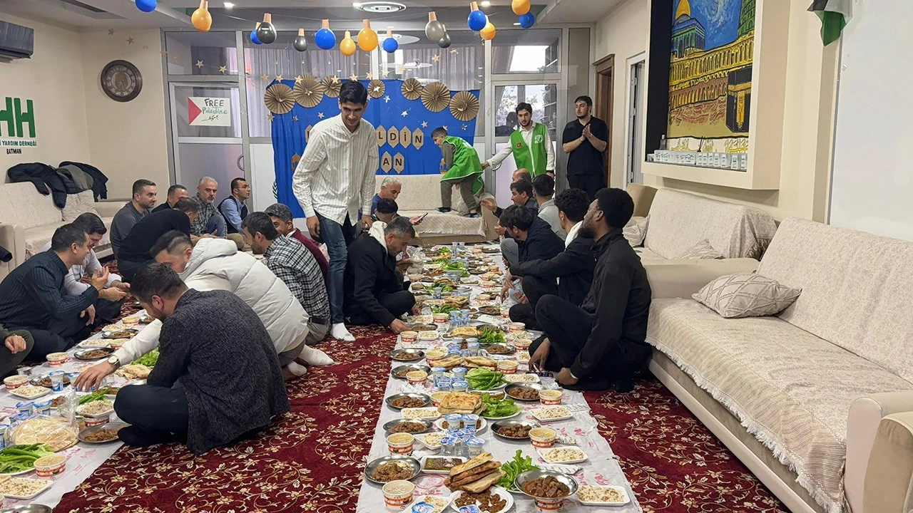 Batman’da Yabancı Öğrenciler Ramazan’da Kardeşlik Sofrasında Buluştu