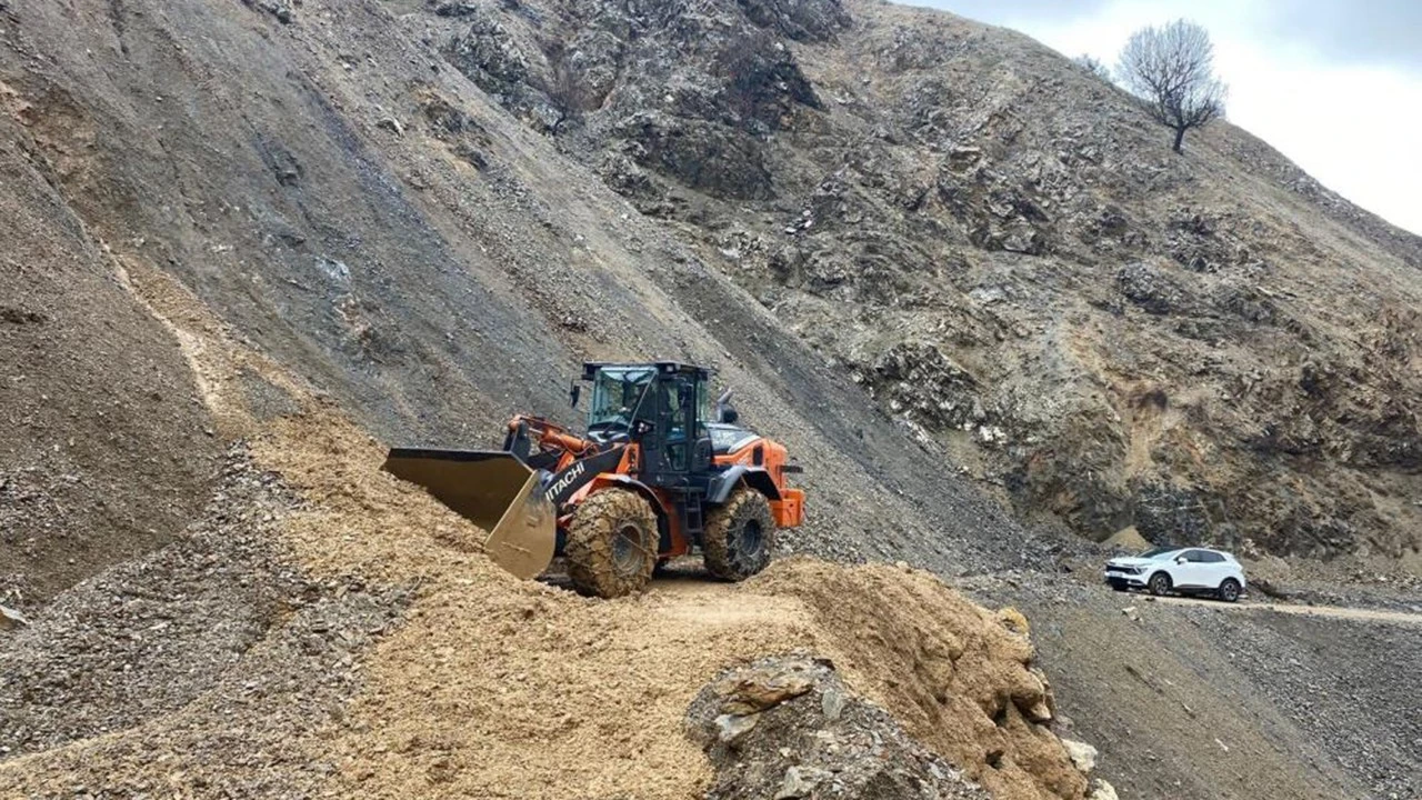 Sason’da Yağışlar Heyelana Neden Oldu, Ulaşım Engellendi