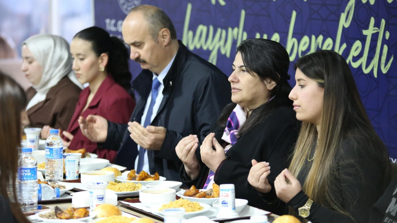 Vali Canalp, Ramazan İftarında Gençlerle Buluştu