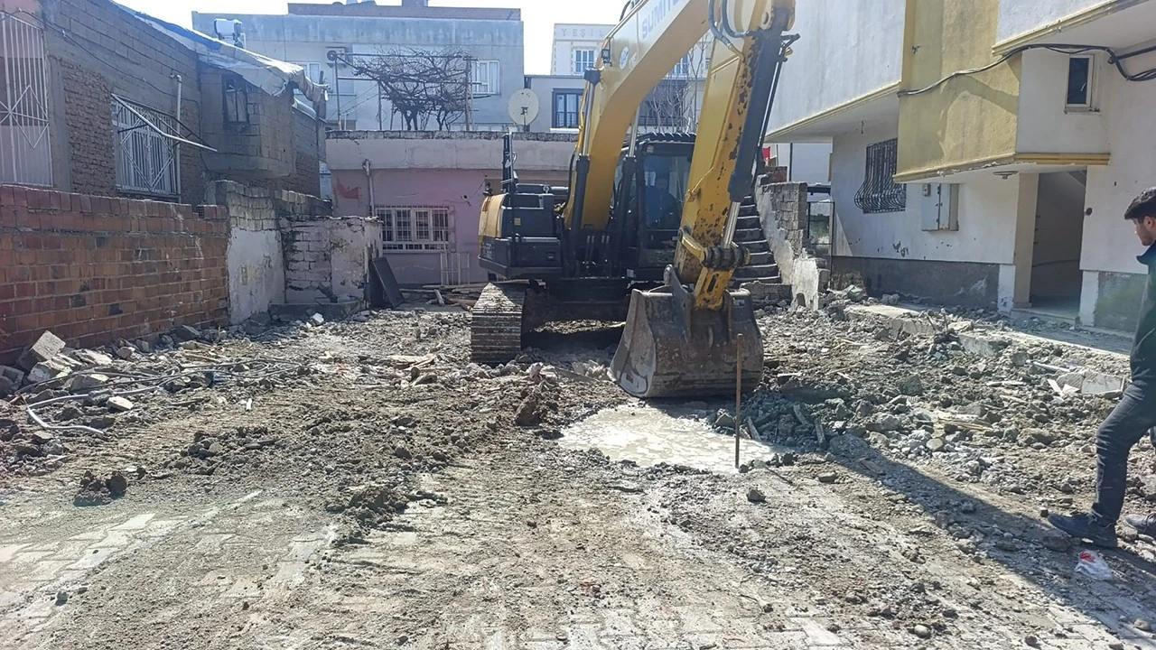 Aydınlıkevler Mahallesi’nde Tehlikeli Metruk Yapı Ortadan Kaldırıldı