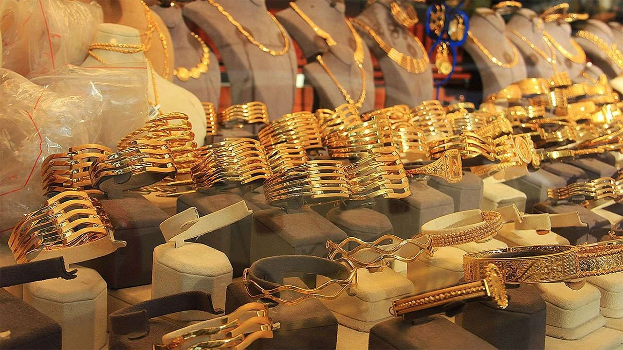 Altın Fiyatları Düşüş Eğiliminde: Yatırımcılar Tedirgin