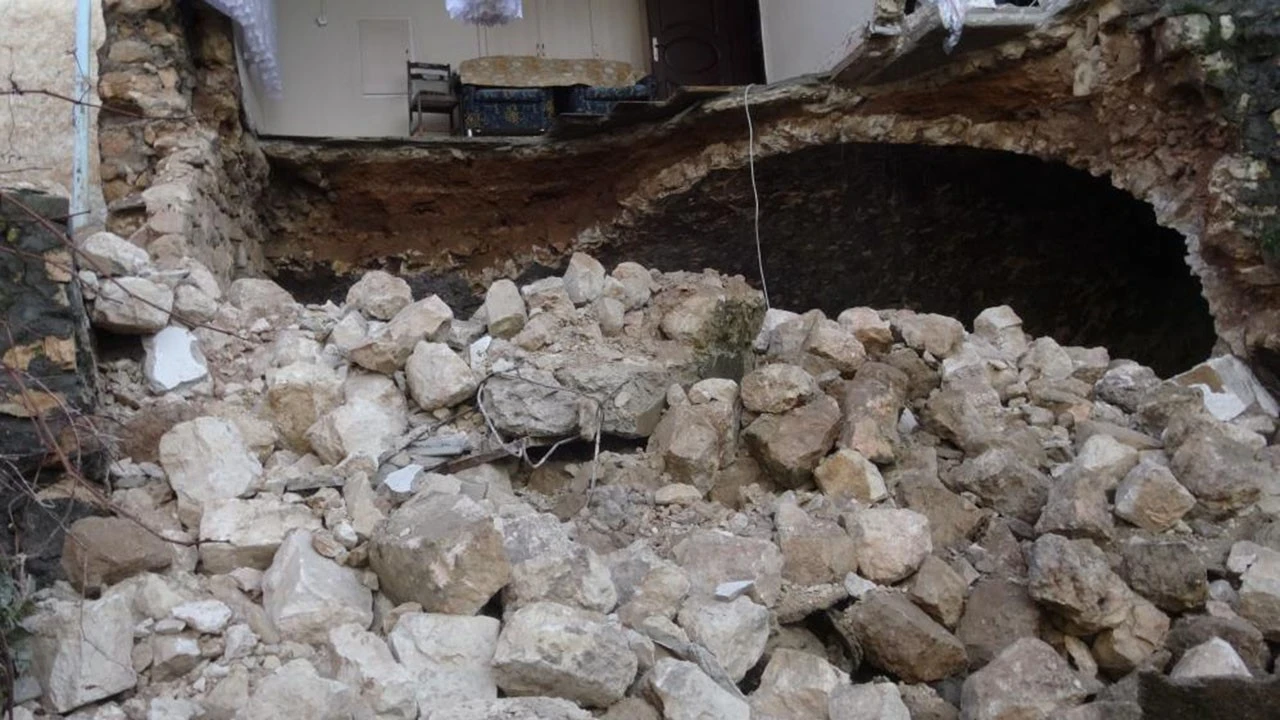 Aşırı Yağışlar Taş Yapıyı Çökertti, Olası Facia Önlenmiş Oldu