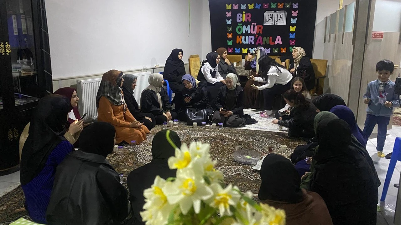 Ramazan Ayında Manevi Birliktelik: İftar Sonrası Sohbetler ve İlahiler