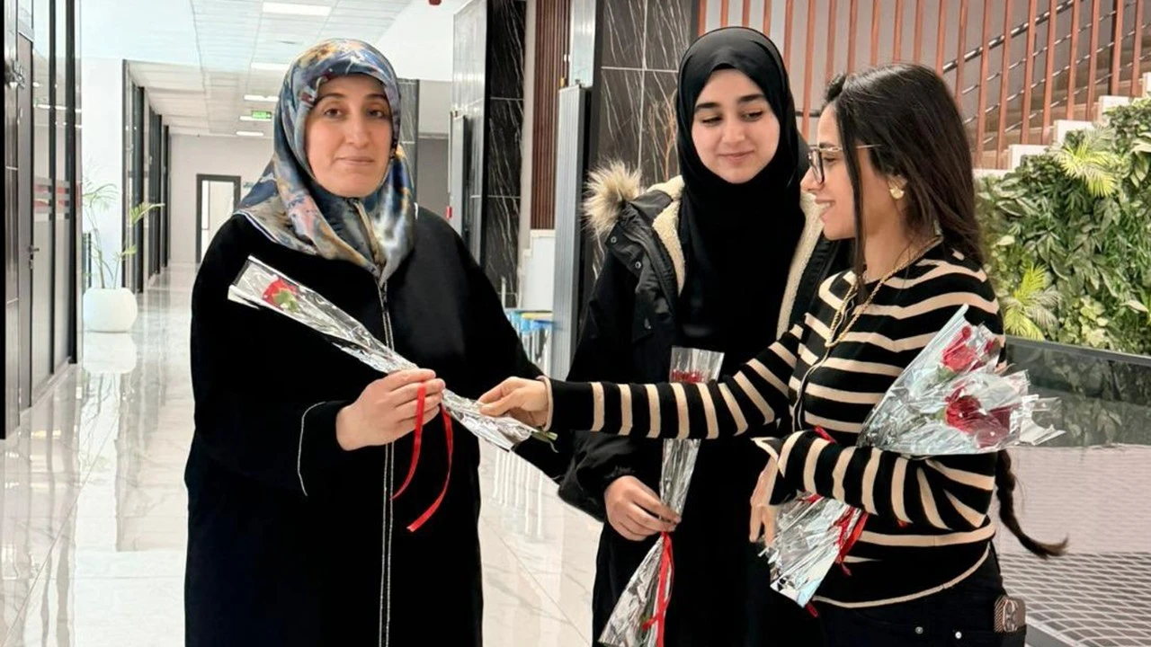 Kadınlara Karanfil Dağıtımıyla 8 Mart Coşkusu