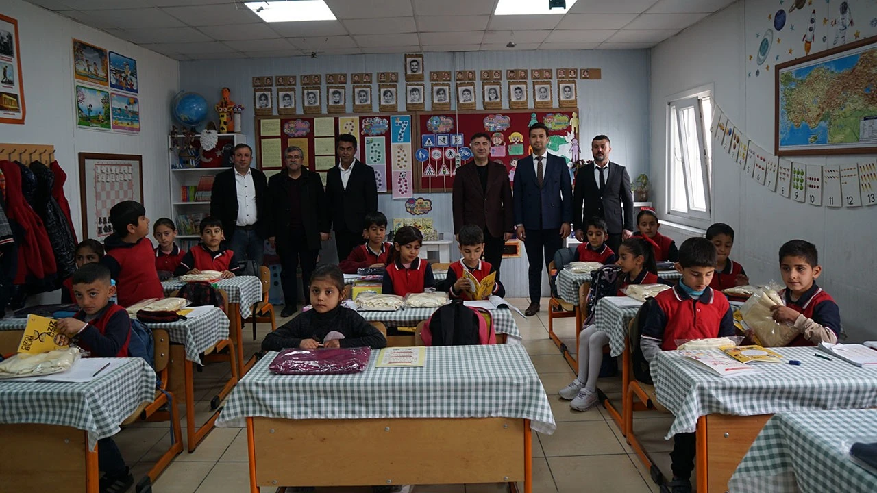 Bilimle Büyüyen Minik Zihinler: Rektör Demir’den Öğrencilere Ziyaret