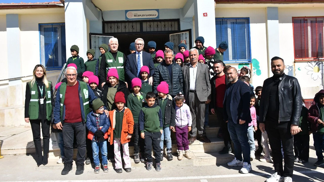 Recepler Köyü’nde Öğrencilere Bere ve Eldiven Dağıtıldı