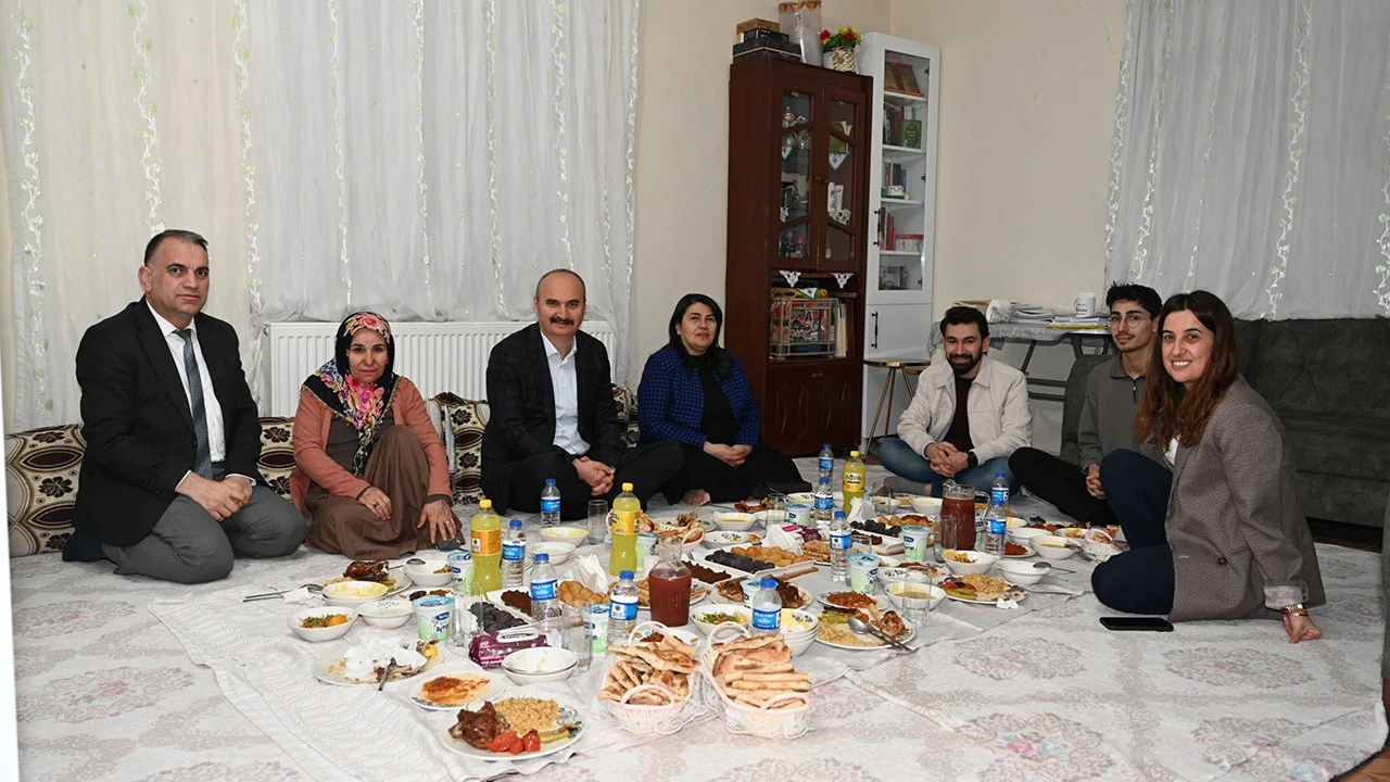 Vali Canalp’tan Toru Ailesine Ramazan İftar Ziyareti