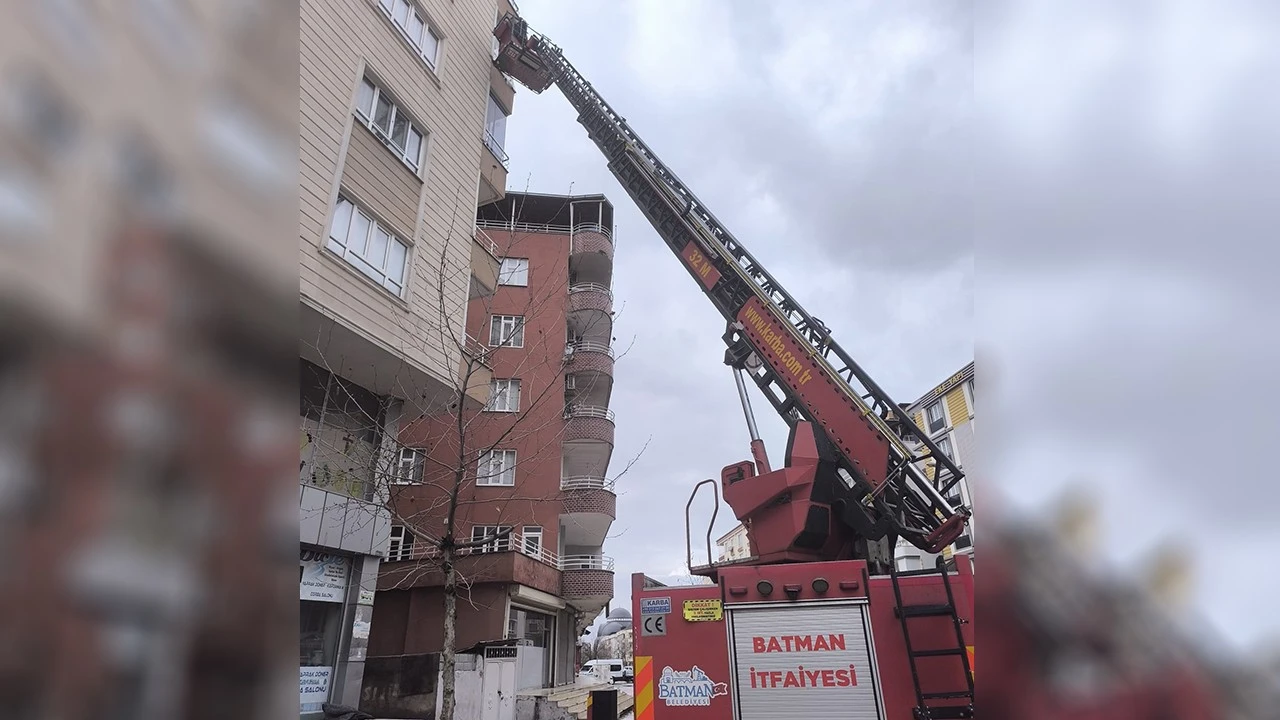 Uyku Halindeki Çocuğa İtfaiye Ekipleri Müdahale Etti