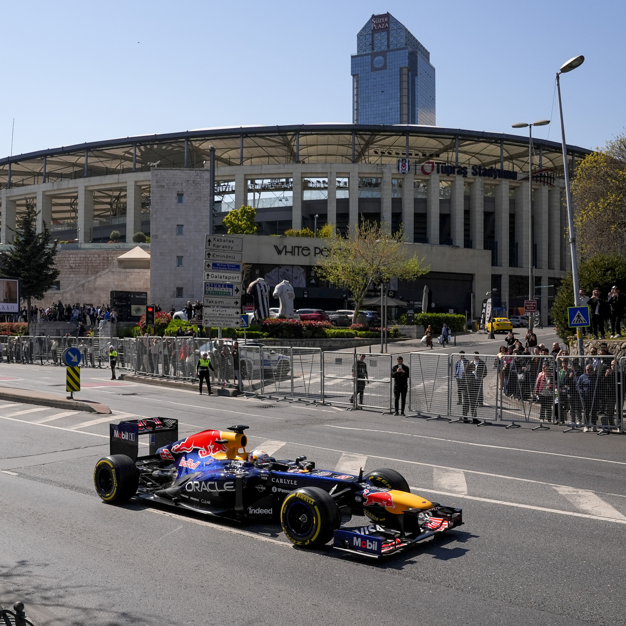 İstanbul’da Formula 1 Heyecanı: Yuki Tsunoda Gösteri Sürüşü Gerçekleştirdi