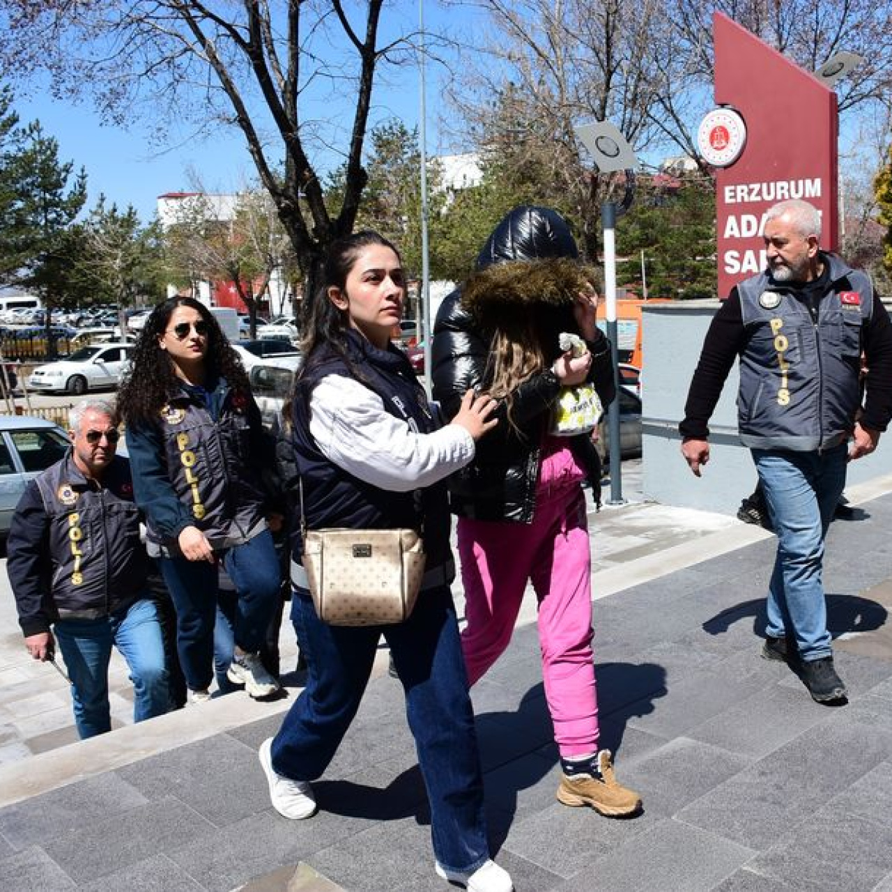 Masaj Salonlarına Fuhuş Operasyonu: 10 Gözaltı ve 23 Kadın Kurtarıldı