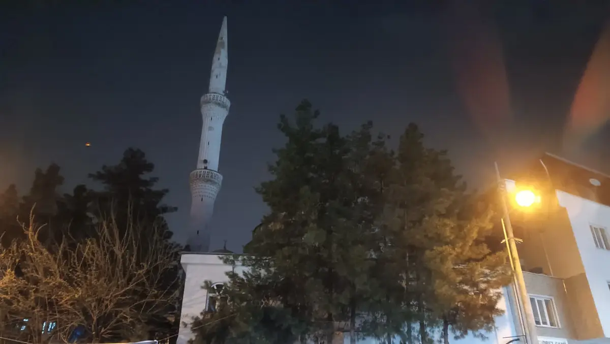 Batman’da Yıldırım Düşmesiyle Cami Minaresinde Hasar Oluştu