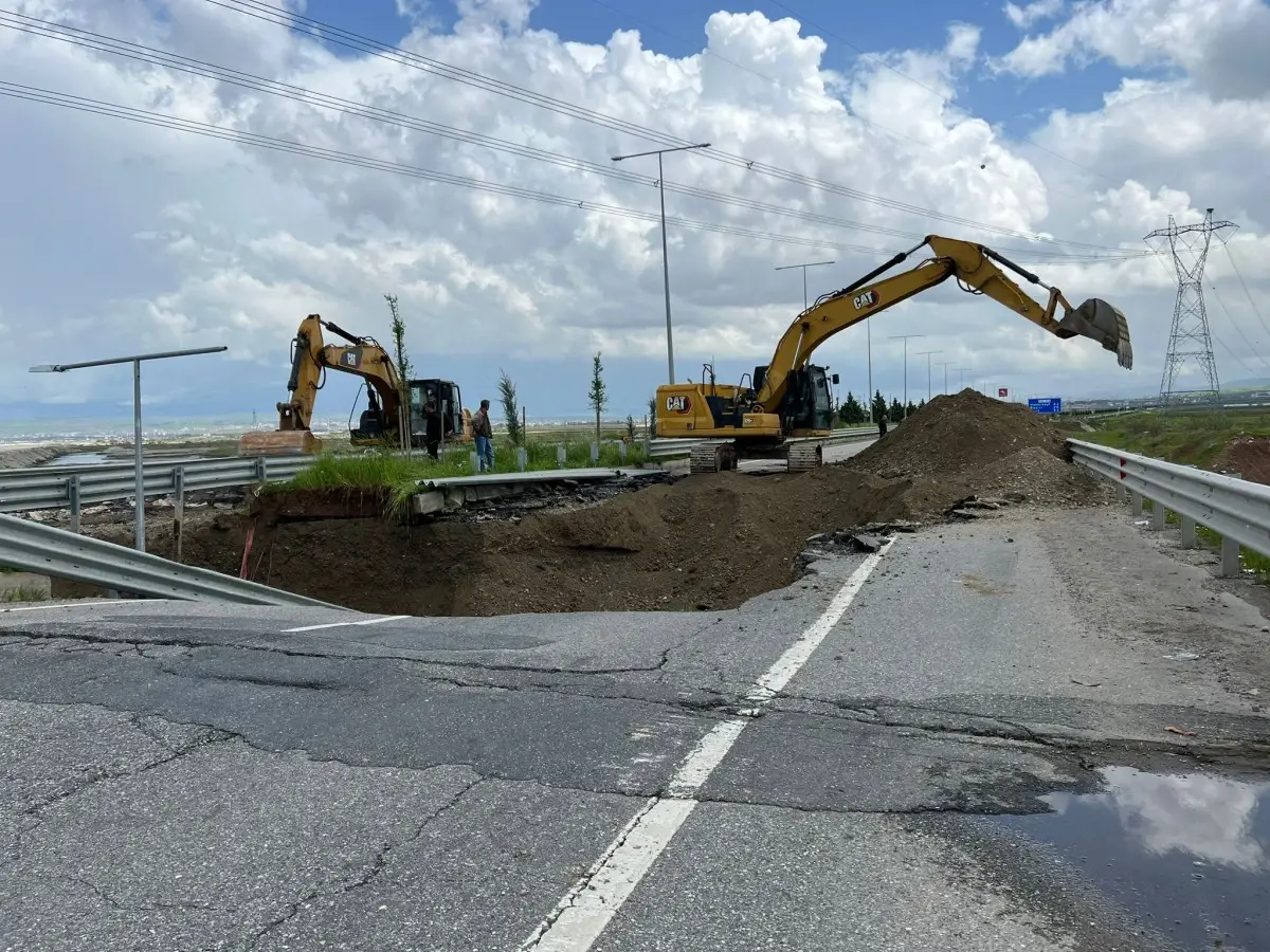 Batman’da Sağanak Yağış Sonrası Güney Çevre Yolu Ulaşıma Kapandı