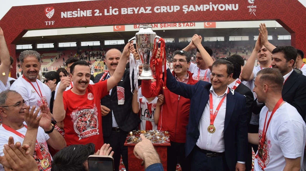 Batman Petrolspor Tarihi Şampiyonluğunu Kutladı