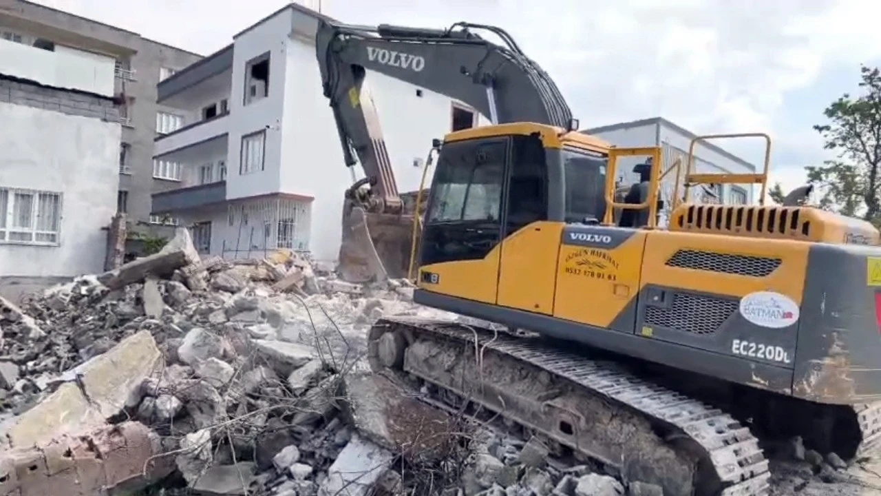 Batman’da Metruk Binalar Kontrollü Şekilde Yıkılıyor