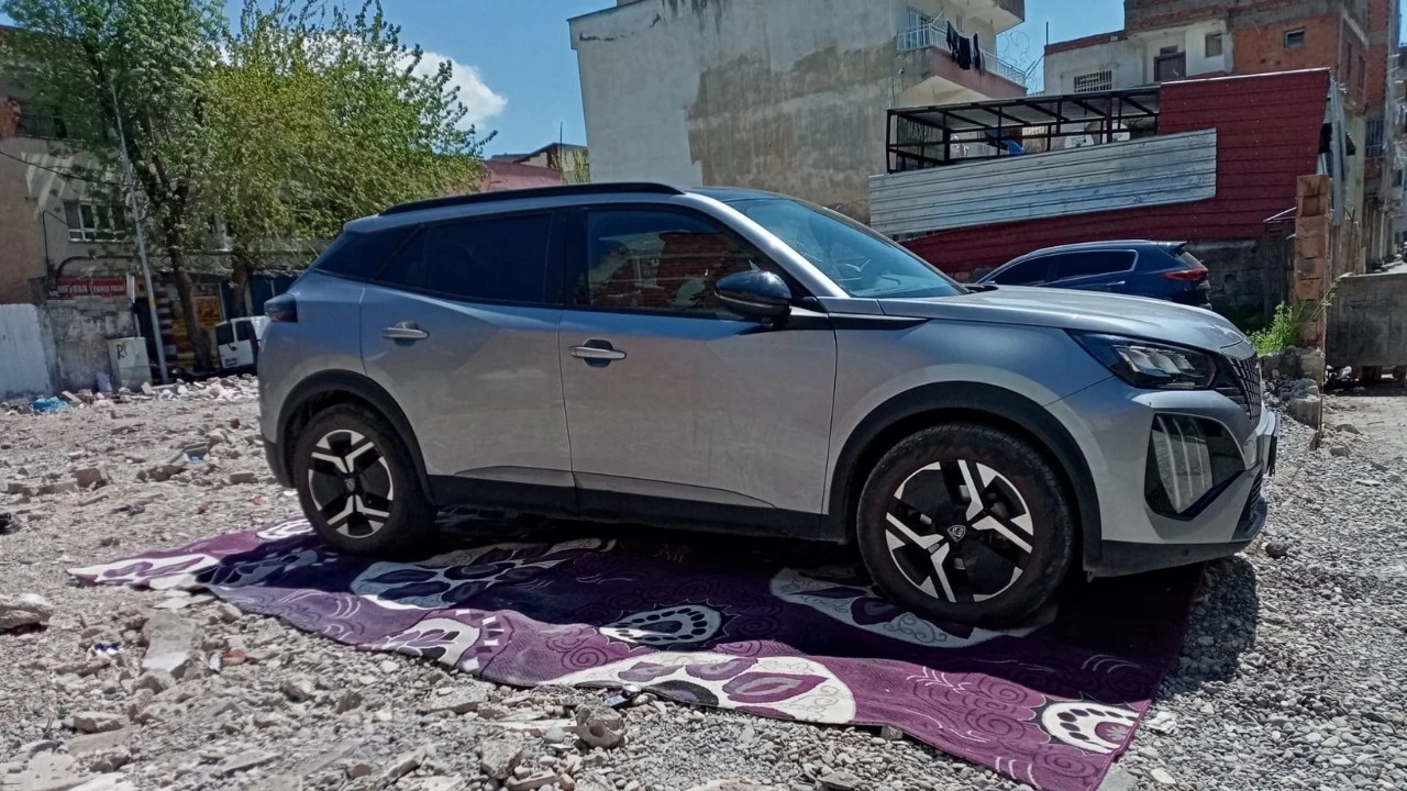Batman’da Aracını Halı ile Koruyan Sürücü Dikkat Çekti